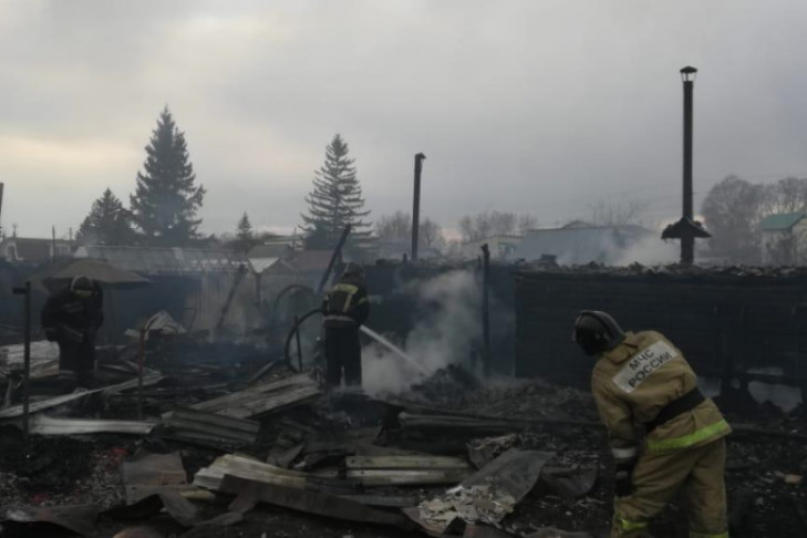 Сгорели 5 дачных домиков в садовом обществе под Новосибирском 