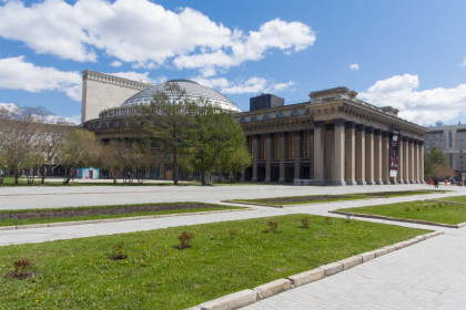 Мэрия Новосибирска делит территорию с Оперным театром