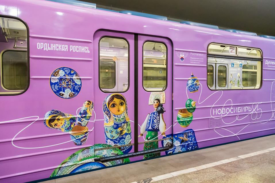 Тематический поезд в Новосибирском метро. Фото Андрея Заржецкого