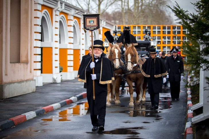 Основателя Музея смерти Сергея Якушина похоронят под песню группы «Белый Орел»