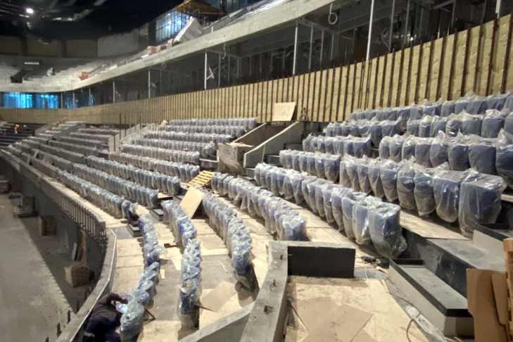 На основной арене ледового дворца спорта завершили нанесение акустического напыления