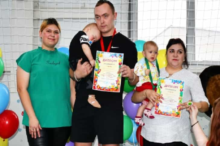 Под Новосибирском чемпион уснул на пьедестале во время церемонии награждения