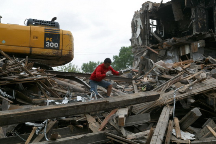 Ветхую хрущевку с пустыми стенами впервые снесут в Новосибирске