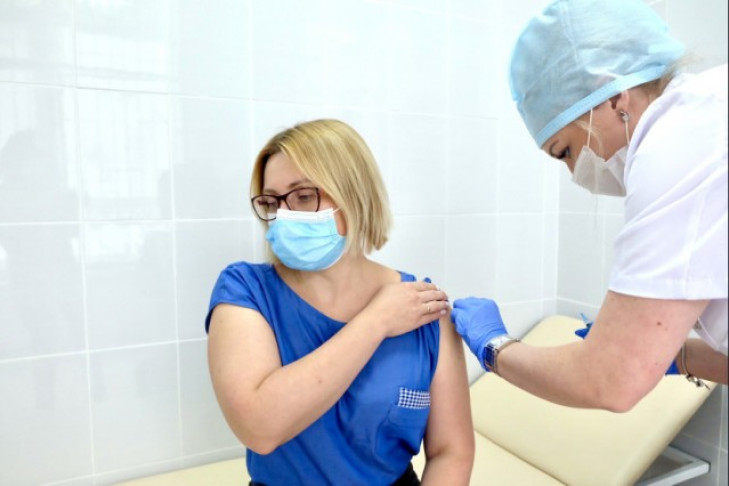 Замминистра здравоохранения региона Елена Аксенова сделала прививку против COVID-19
