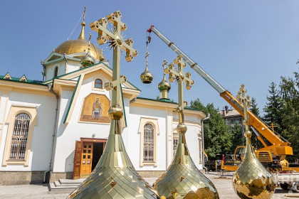 Новые купола и кресты установили на Вознесенском соборе 