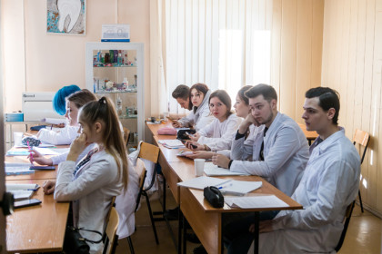 Студентку медколлежда в Новосибирске не пустили на сессию из-за длинных ногтей