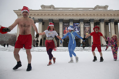 Деды Морозы в шортах водили хоровод вокруг главной елки Новосибирска