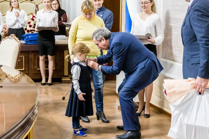 Медаль и куклу вручили 5-летней Наде из детсада «Сказка» в Новосибирске