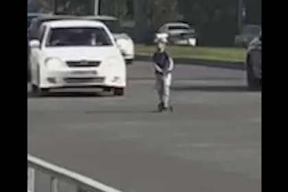 Мальчик на самокате устроил гонки посреди дороги в Новосибирске