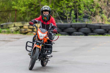 Дети в «косусах» устроили шоу на мотоциклах в Новосибирске