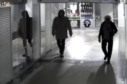 В Новосибирске курьер сбил пожилую женщину ударом ноги по лицу