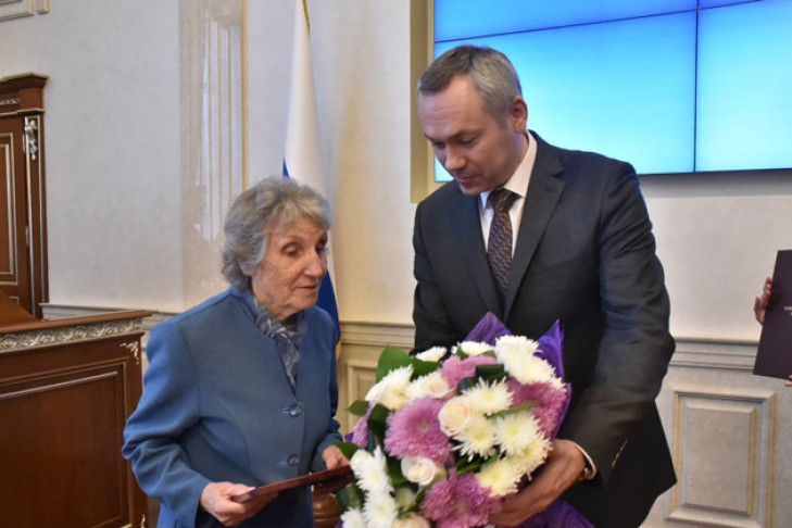 Андрей Травников поздравил Евгению Терешину с 90-летием