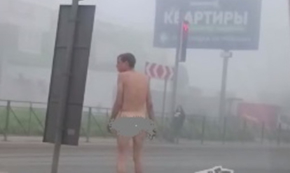 Это тренд: голый мужчина прогулялся по улицам Новосибирска.