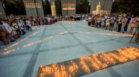 Новосибирцы зажгли свечи у Монумента Славы в память о героях войны