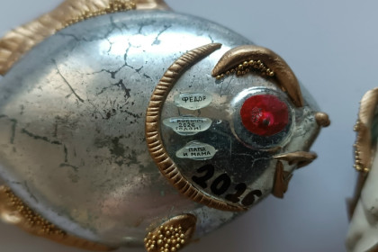 Микроминиатюрист Анискин рисинками поздравил жену и трех сыновей с Новым годом