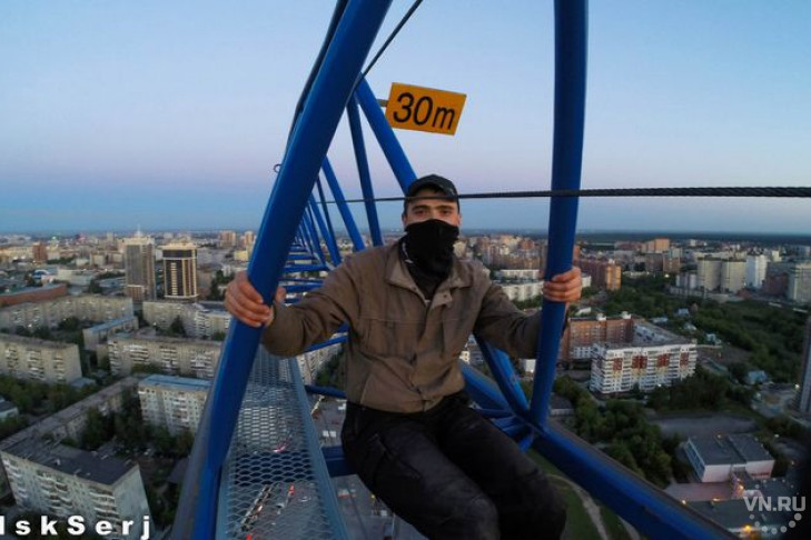 Новосибирские экстремалы забрались на стрелу 110-метрового крана