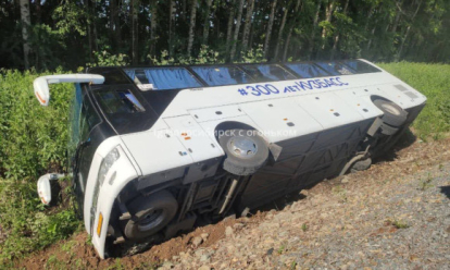 Вытаскивали из люков: новосибирцы спасли пассажиров опрокинувшегося автобуса