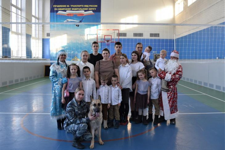 Собаку-гения и Деда Мороза в погонах показали детям из ЛНР