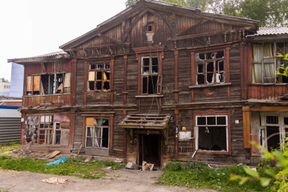 В Новосибирске начали расселять старые дома с режимом повышенной готовности