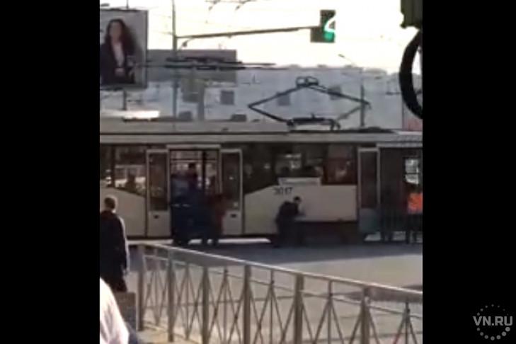 Пассажиры впряглись в многотонный 13-й трамвай
