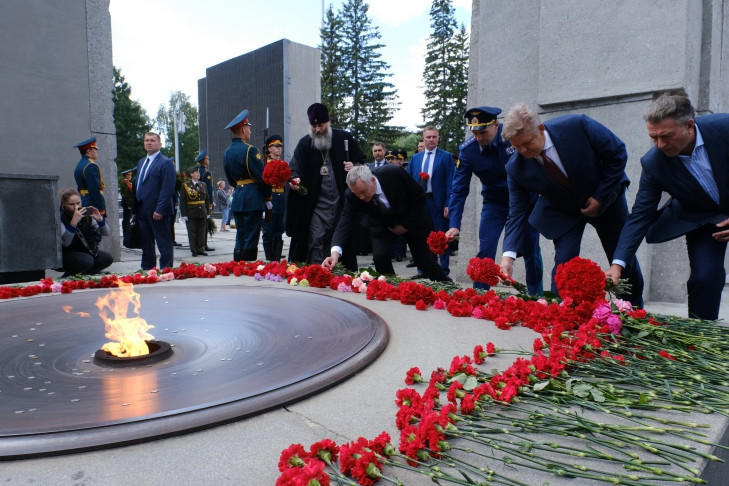 Андрей Травников возложил цветы к Вечному огню на Монументе славы в День памяти и скорби