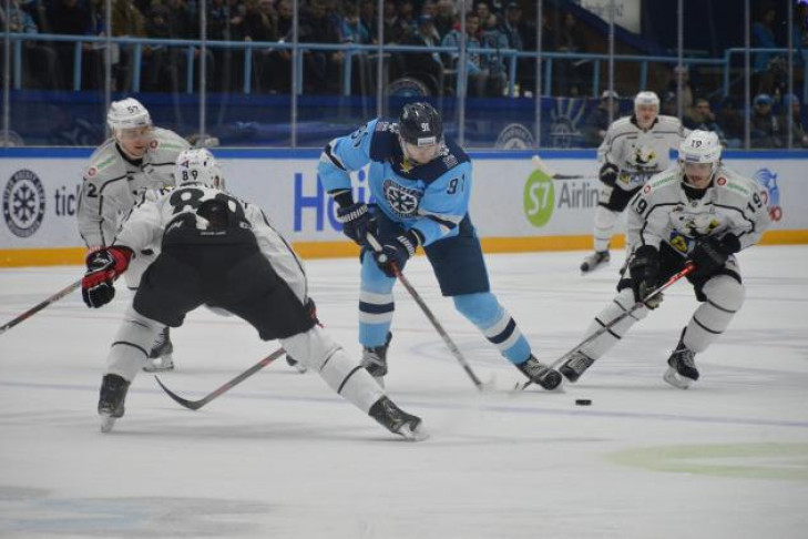 Хоккейная «Сибирь» разгромила «Трактор» и одержала шестую победу подряд