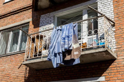 Брошенного на балконе ребенка спасли в Новосибирске