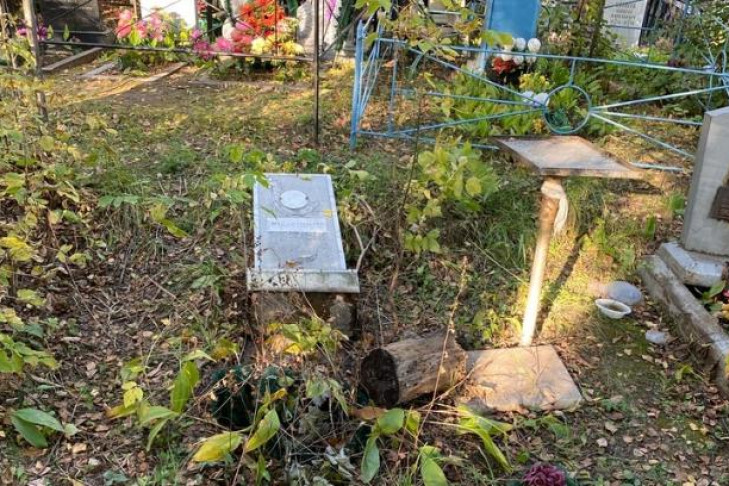 Пьяный разрушитель могил напугал посетителей кладбища в Новосибирске