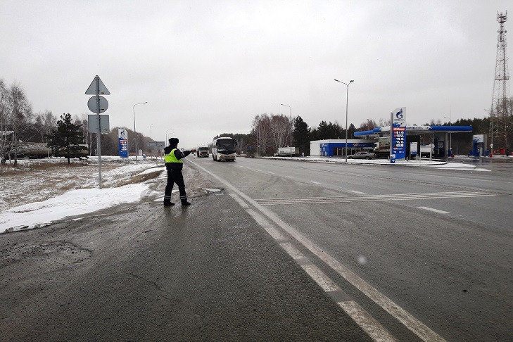 Проверки грузовиков и автобусов провела ГИБДД на Чуйском тракте