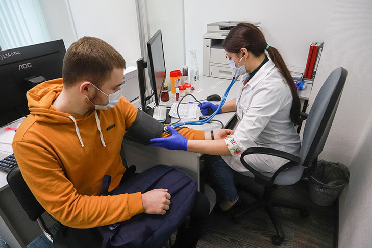 В Новосибирске ищут врачей-терапевтов на зарплату в 265 000 рублей