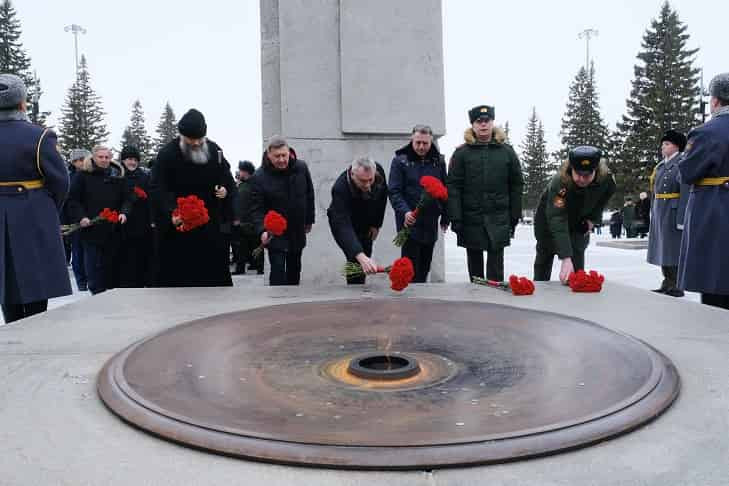 Андрей Травников 23 февраля возложил цветы к Вечному Огню в Новосибирске