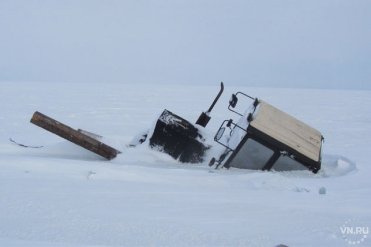 Трактор с вагончиком провалился под лед в Новосибирской области