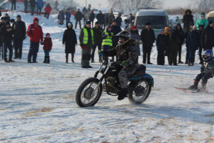 В езде на лыжах за мотоциклом соревновались в Тогучине