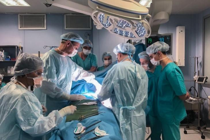 Опухоль в груди женщине с отказавшими почками удалили в Новосибирске