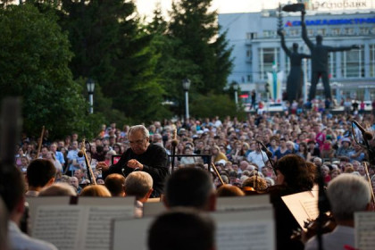 Тысячи новосибирцев услышали Ленинградскую симфонию перед Оперным 