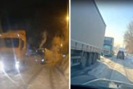 Фуры застряли в снегу, парализовав движение в районе Новосибирска