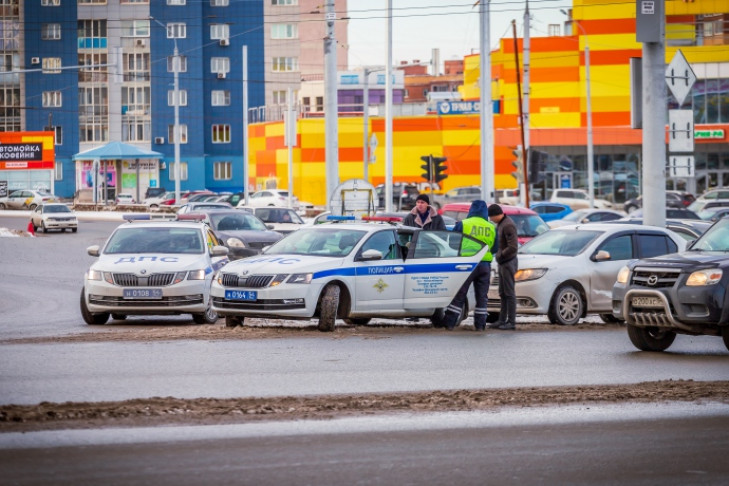 Угонщика на горящем авто задержали в Новосибирске