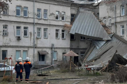 Крышу из-за порывов ветра сорвало с общежития на Станционной в Новосибирске