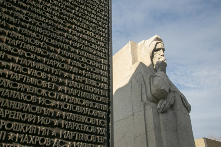 Памятники ко Дню Победы реставрируют в районах Новосибирской области