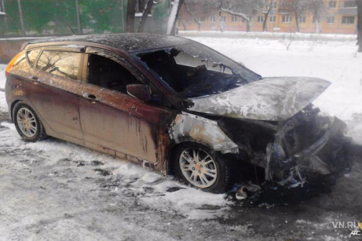 Новосибирцы сочувствуют владельцу сгоревшего на Владимировской автомобиля
