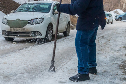 Мэр Кудрявцев поручил ускорить уборку тротуаров в Новосибирске