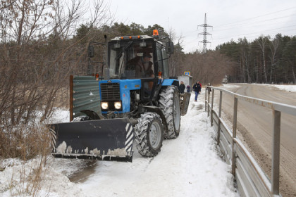 Снег пропал с дорог Колывани за один день – жители в шоке