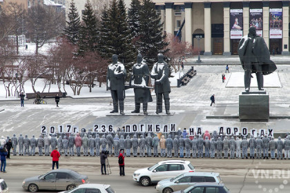 Люди в белых одеждах в центре Новосибирска напомнили о жертвах ДТП 