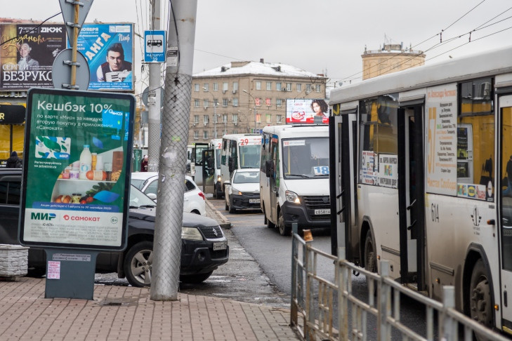 Жительница Новосибирска выпала из автобуса №97 и погибла в Калининском районе