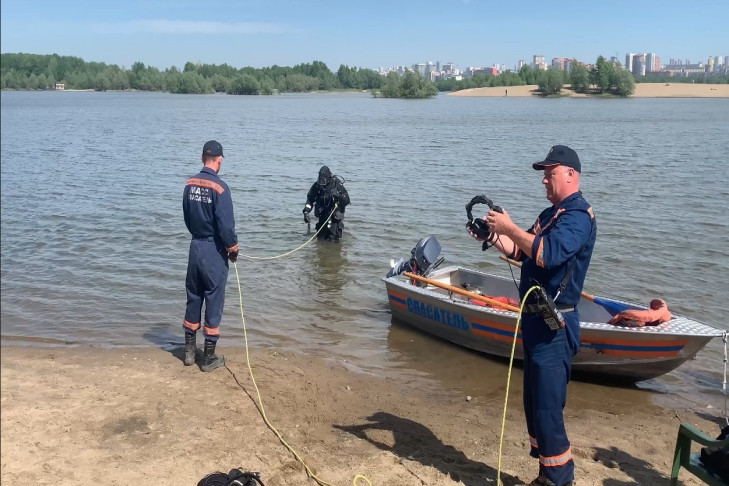 Дно Оби в районе пляжа «Бугринская роща» в Новосибирске обследовали водолазы