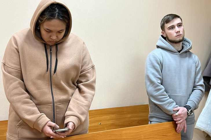В Новосибирске огласили приговор молодым людям, выбросившим кресло из окна на старушку