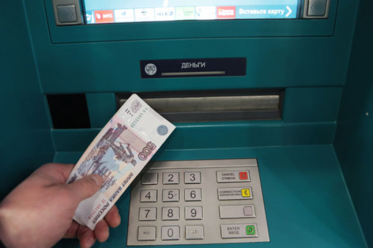 Пенсионерка поплатилась за «ничьи» 8 тысяч рублей в банкомате