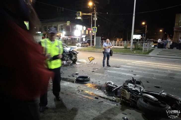 Мотоциклист разбился в центре Бердска в лобовом столкновении 