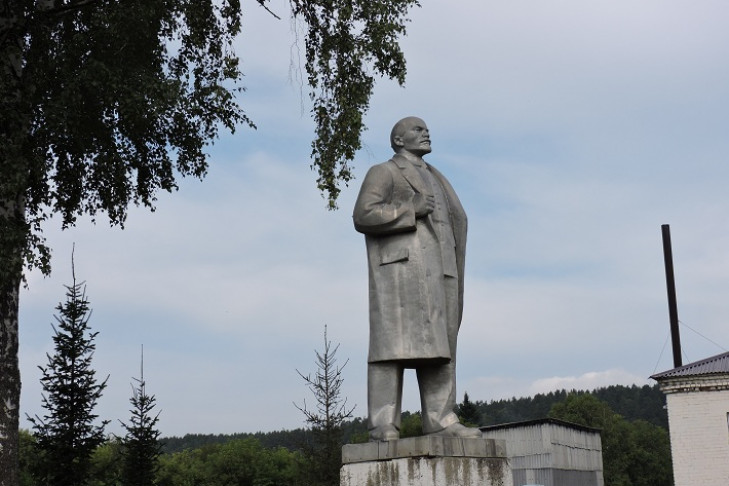 Памятник Ленину демонтировали трактором под Новосибирском 