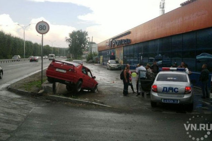 Пьяный водитель на Alfa Romeo протаранил бетонный блок у «Громады» 
